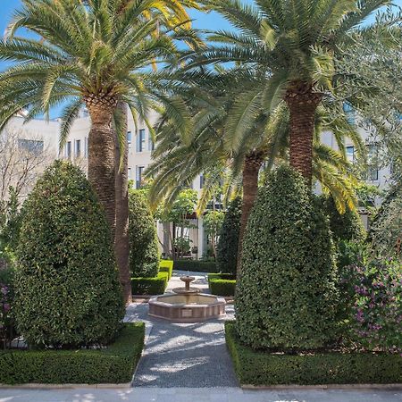 Hotel The Westin Valenza Esterno foto Fountain at the entrance of the house