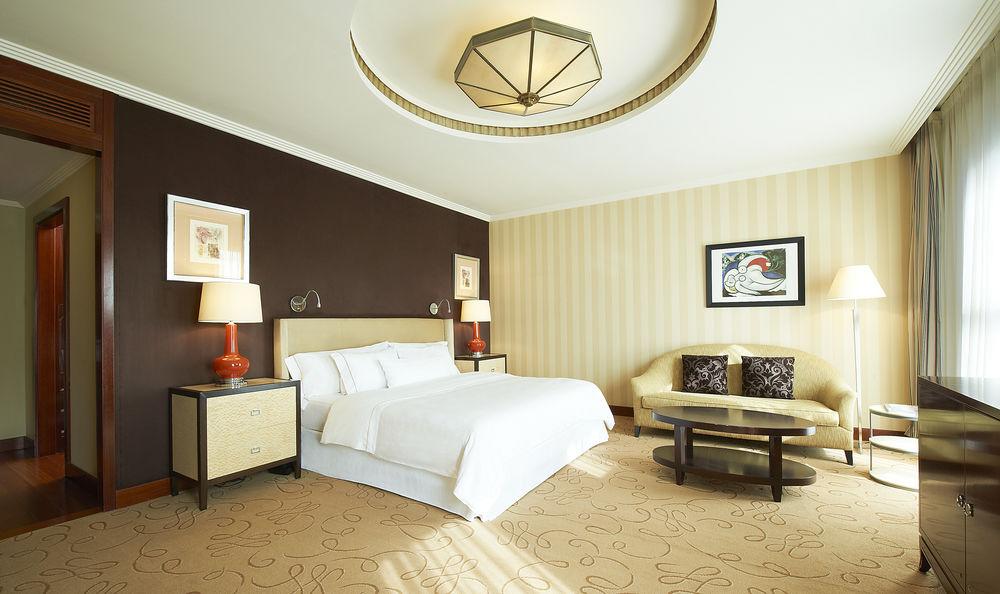Hotel The Westin Valenza Esterno foto A guest room at the Ritz-Carlton, Dubai