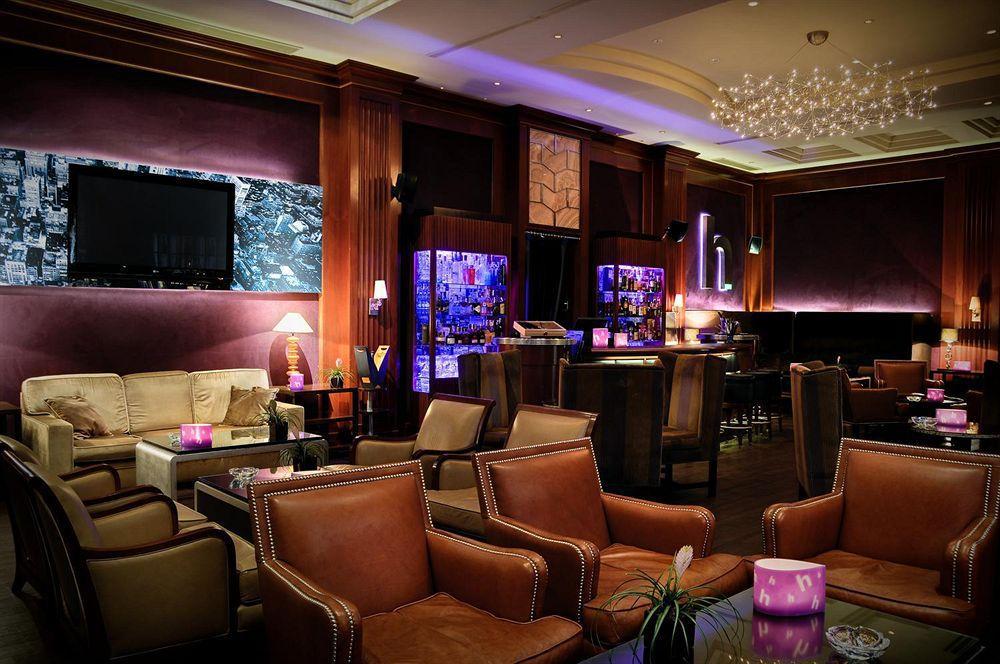 Hotel The Westin Valenza Esterno foto The bar at the Mandarin Oriental, Hong Kong