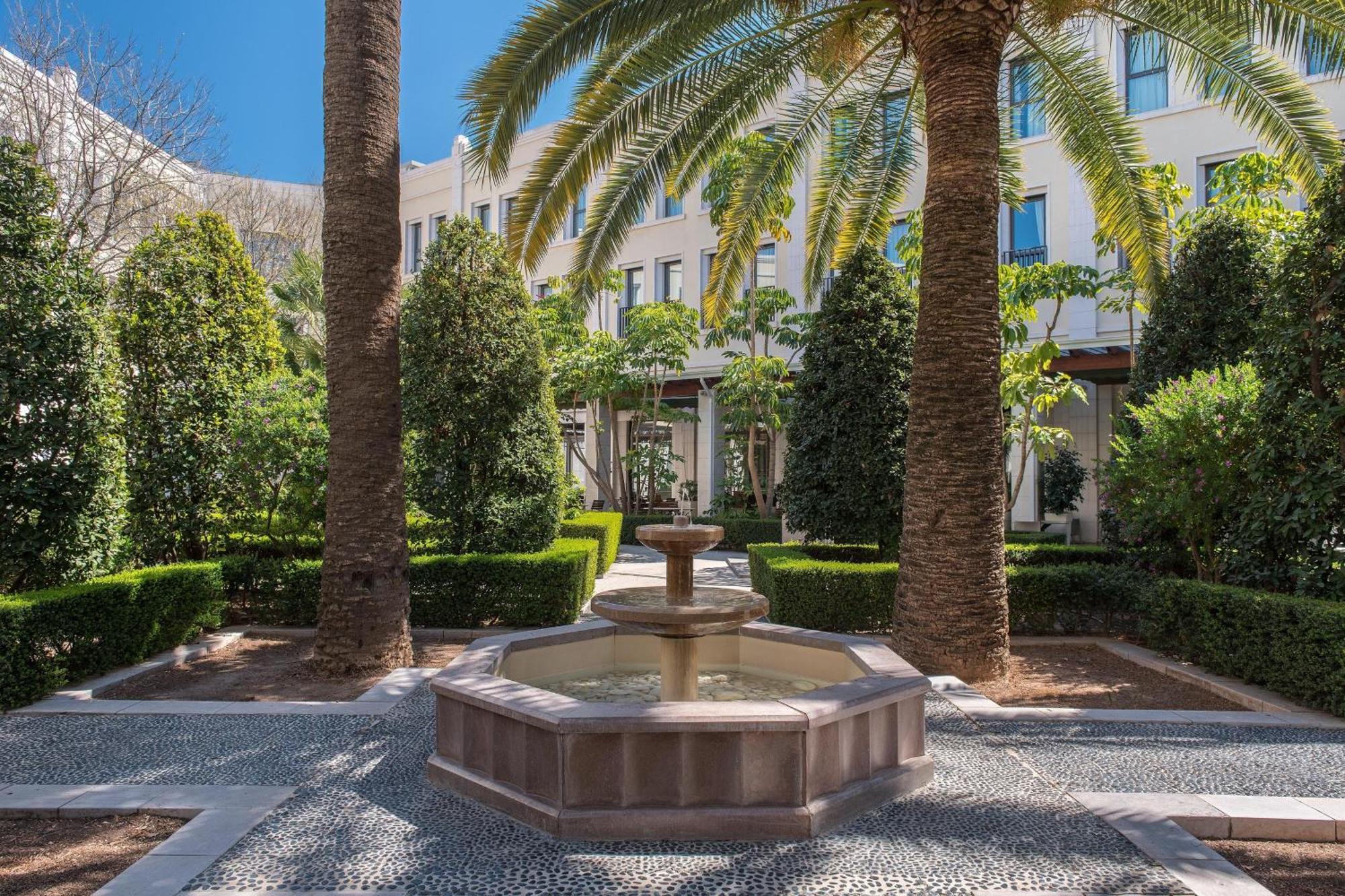 Hotel The Westin Valenza Esterno foto Fountain at the center of the courtyard
