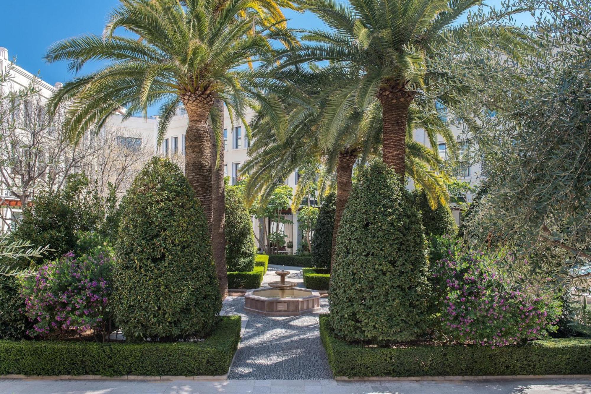Hotel The Westin Valenza Esterno foto Fountain at the entrance of the house
