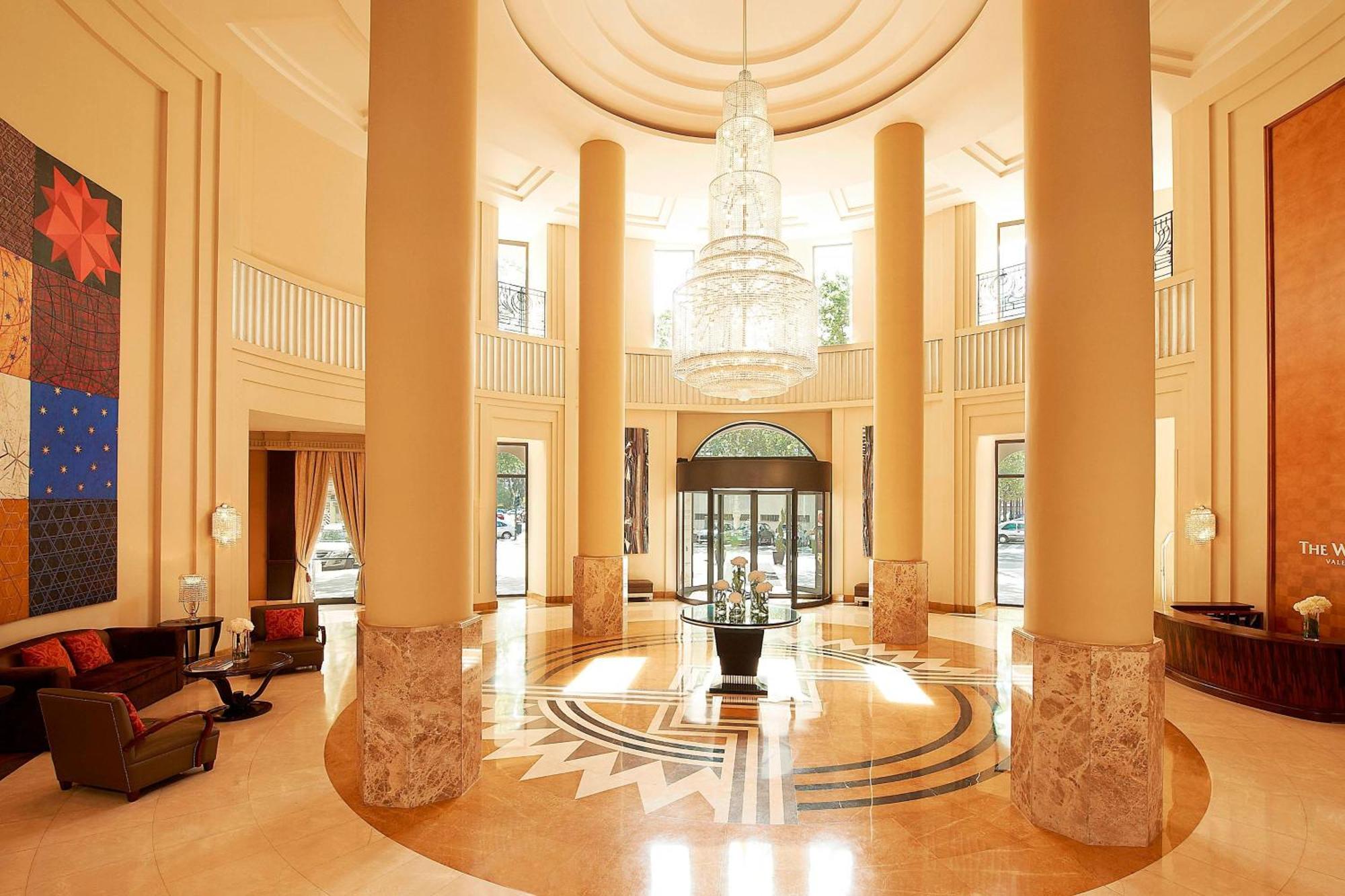 Hotel The Westin Valenza Esterno foto The lobby of the Four Seasons Hotel
